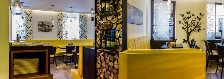 Restaurant, © Siebenbrunnerhof Interior view of a restaurant with yellow benches and decorative elements.