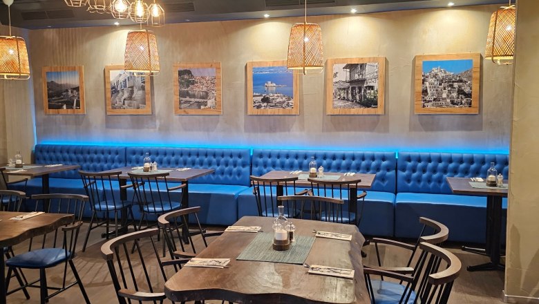 Blue armchairs and laid tables inside the restaurant, © Restaurant athen Blue armchairs and laid tables inside the restaurant