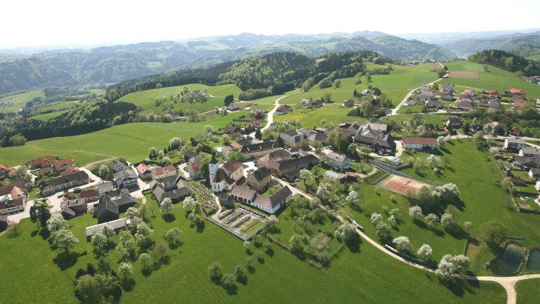 Municipality of Nöchling, © Gemeinde Nöchling Aerial view of the municipality of Nöchling with green fields and hills.