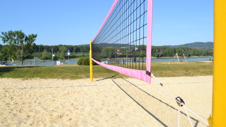 Beach volleyball court, © Stadtgemeinde Korneuburg Beach volleyball court with net, sand and river in the background.