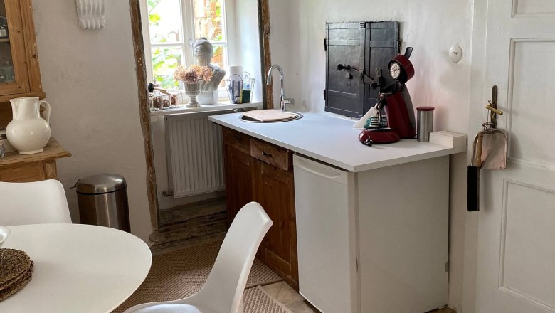 Kitchen area, © Familie Stagard Kitchen area with small table, chair, sink and coffee machine. Windows with decoration and bright walls.