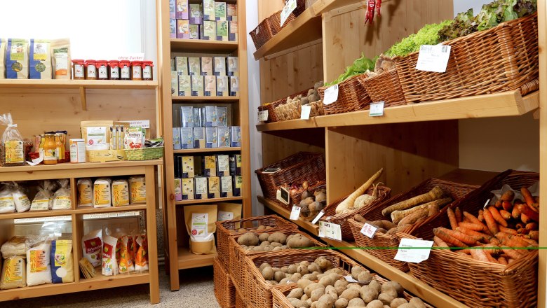 Gsunds Eck in Traismauer, © Evelyn Hochsteger Shelves with organic food in a store.