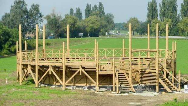 Training arena in the Civil City Amphitheater, © AKP Wooden construction of an amphitheater on a meadow.