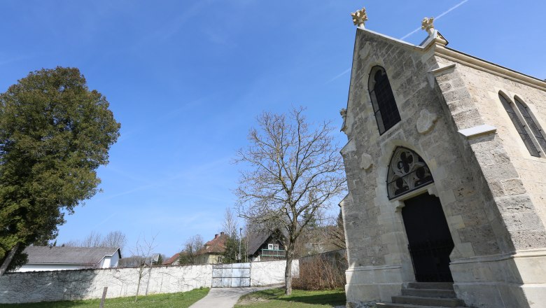 Töppermausoleum, © schwarz-koenig.at Töppermausoleum with blue sky and trees in the background.