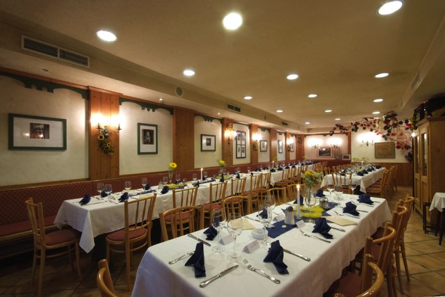 Gasthof Hotel Waschka, © Gasthof Hotel Waschka Elegant dining room with laid tables and blue napkins.