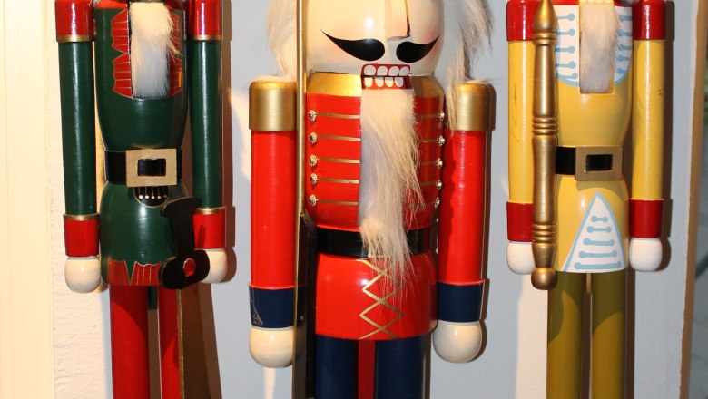 Nutcrackers from all over the world in the nusseum Krummnußbaum, © Johann Peham Three colorful nutcrackers in uniforms on a shelf.