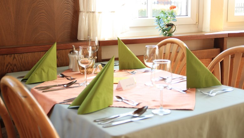 Set table, © Ludwig Schneider Set table, © Ludwig Schneider