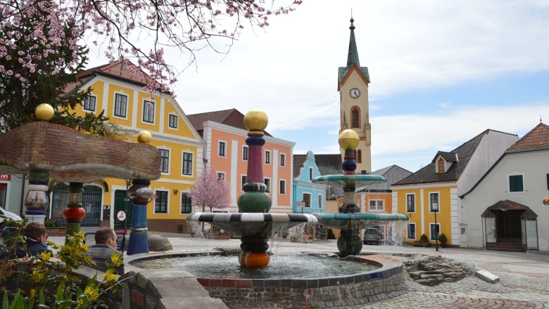 Hundertwasser fountain with parish church, © Stadtgemeinde Zwettl Hundertwasser fountain with parish church, © Stadtgemeinde Zwettl