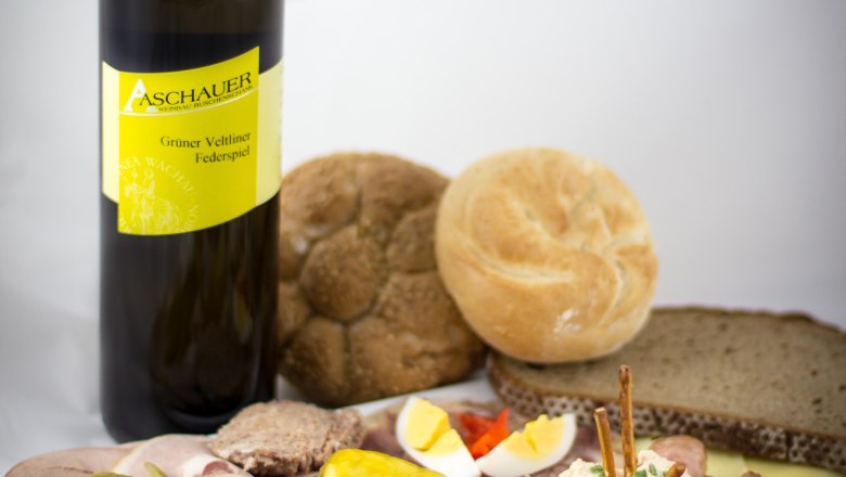 Snack and home-made wine at the Aschauer wine tavern, © Familie Aschauer Snack and home-made wine at the Aschauer wine tavern, © Familie Aschauer