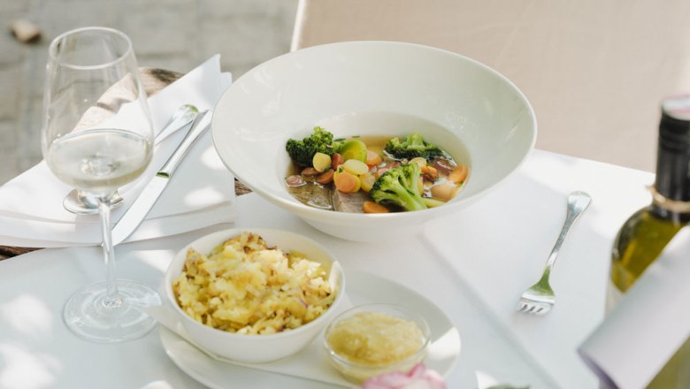 Cooked organic beef from our own farm, © Niederösterreich Werbung/Michael Reidinger Elegant dish with meat, vegetables, potatoes and white wine.