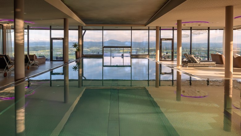 Hotel Schachner, © Niederösterreich Werbung / Maximilian Pawlikowsky Indoor pool with panoramic views of the mountains and countryside.