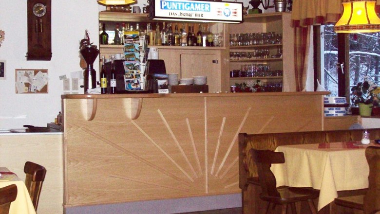 Gasthaus Luf Hohe Wand, © Gasthaus Luf Interior view of an inn with bar and tables.