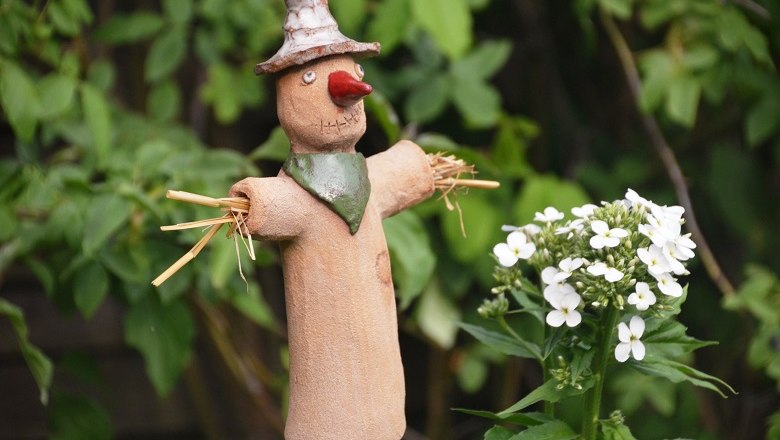 499db7b8-078a-49ab-9273-33b07912876f_klein, © Familie Mahr A small scarecrow next to white flowers in the garden.