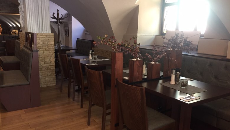 Taverna Mythos, Greek restaurant, Tulln, © Donau Niederösterreich Tourismus Tables in the vault with floral decorations