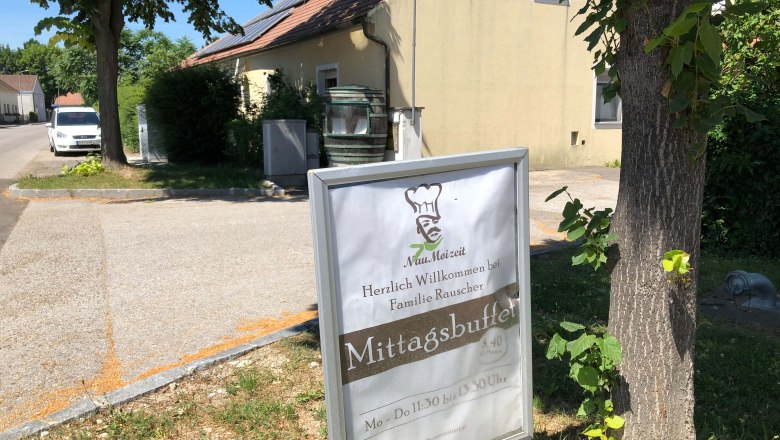 Rauscher family, © Donau Niederösterreich A sign in front of a building with the words 'Mittagsbuffet' and 'Herzlich Willkommen bei Familie Rauscher'.