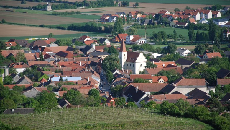 Parish church Inzersdorf, © gemeinde Inzersdorf-Getzersdorf Aerial view of Inzersdorf with parish church and surrounding houses.