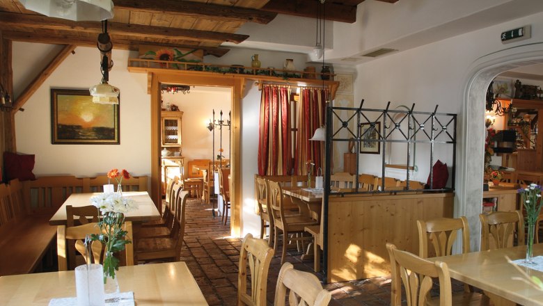 Loiskandl wine tavern, © Widhalm Interior view of a cozy wine tavern with wooden furniture and rustic decoration.