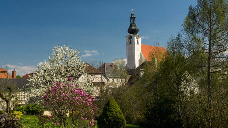 Municipality of Purgstall, © blende21 - fabian istel photography Church tower in Purgstall with blossoming trees in the foreground.