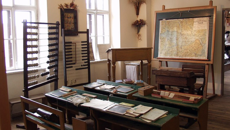 Oskar Mann Museum of Local History, © Donau Niederösterreich Historical classroom with abacus, map and old school desks.