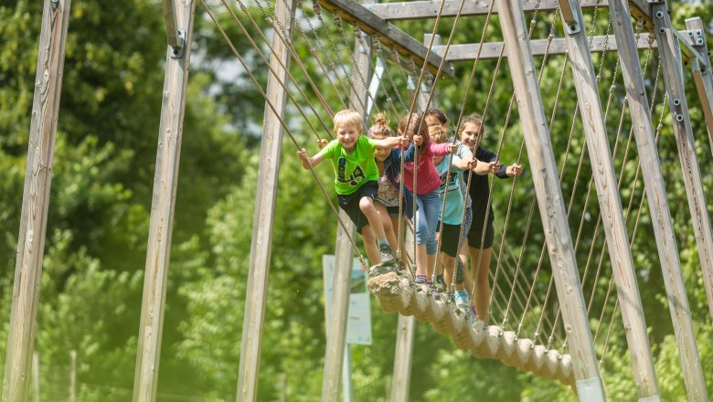 St. Corona motor skills park, © Wexl Arena St. Corona am Wechsel Children on a suspension bridge in the St. Corona motor skills park.