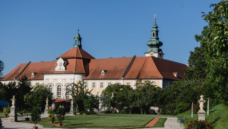 Historic courtyard garden Seitenstetten Abbey, © schwarz-koenig.at Historic courtyard garden of Seitenstetten Abbey with manicured lawn and baroque architecture in the background.