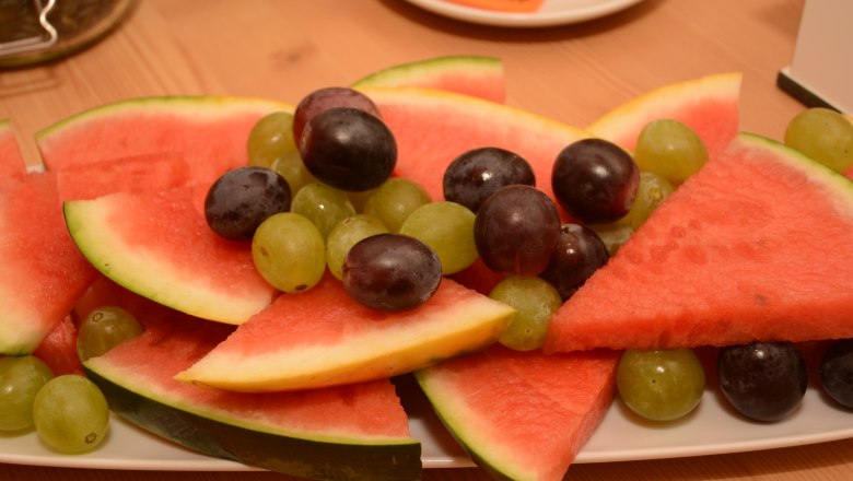 Haus Barbara_fruit selection for breakfast, © Haus Barbara A plate with pieces of watermelon and grapes.