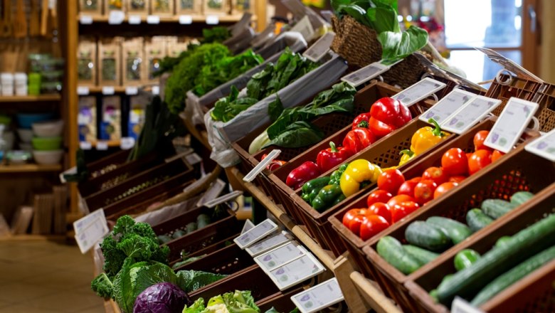 ADAMAH Organic Shop, © Sandra Tauscher Shelves of fresh vegetables in a health food store.
