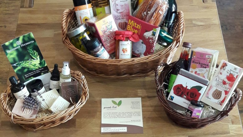 Gsunds Eck in Traismauer, © Evelyn Hochsteger Three filled gift baskets on a wooden table.