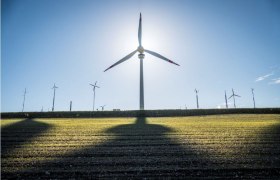 Lichtenegg wind turbine, © Wiener Alpen, Franz Zwickl Lichtenegg wind power plant and small wind turbines in a field at sunset.