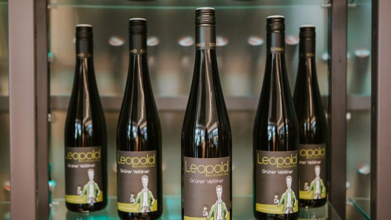 Vinotheque bottles, © Vinothek Leopold Five bottles of Grüne Veltliner wine from the Leopold brand on a shelf.