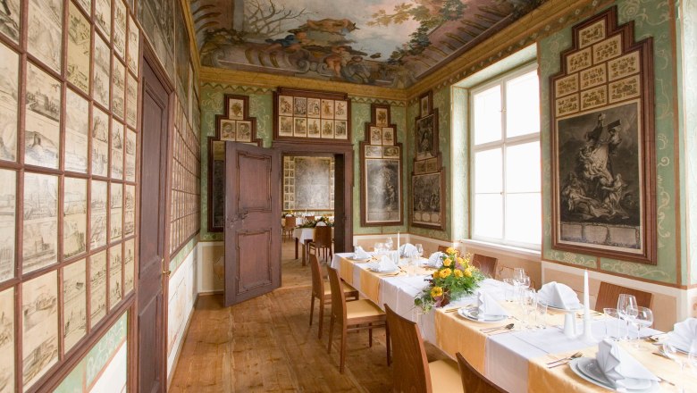Kellerschlössel West Cabinet, © Domäne Wachau Elegant room with table setting, wall and ceiling paintings.