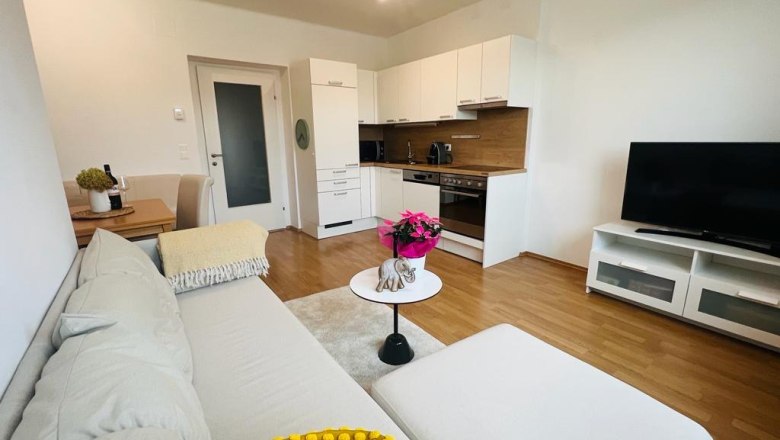 Kitchen-living room apartment Cafe Frau Tinz, © Martina Lechner Modern eat-in kitchen with sofa, dining table, kitchenette and TV.