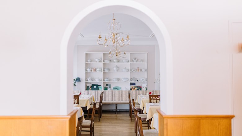 Creative cuisine in a traditional pub atmosphere, © Niederösterreich Werbung/Sophie Menegaldo Interior view of a traditional inn with laid tables and a chandelier.