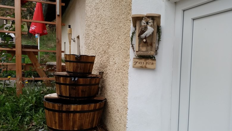 Vacation nest entrance area, © Dietmar Schermann Entrance area with decoration and wooden barrels