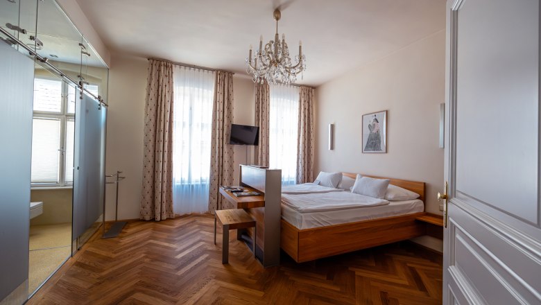 forty yard, © Niederösterreich Werbung / Maximilian Pawlikowsky Elegant hotel room with double bed, parquet floor and chandelier.