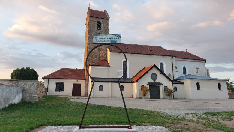 Key experience Hohenwarth, © F. Hagenbüchl Church in Hohenwarth with large keyhole sculpture in the foreground.