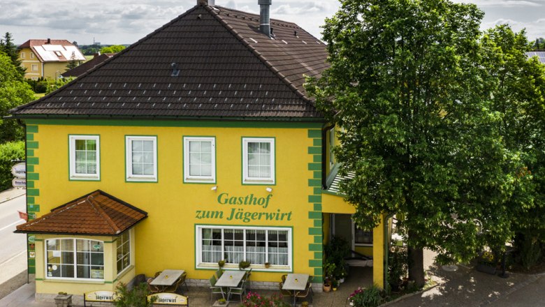 Inn in Gemeinlebarn, © Niederösterreich Werbung/David Schreiber Yellow inn with green accents, "Gasthof zum Jägerwirt".