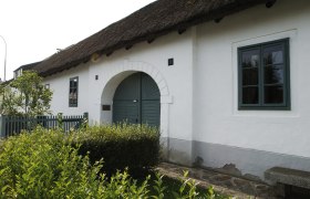 Haydn's birthplace Rohrau, © Donau Niederösterreich, Steve Haider The house where Joseph Haydn was born in Rohrau, a white building with a thatched roof and green door.
