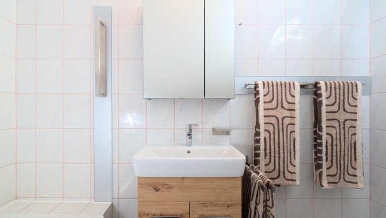 Bathroom, © Jessica Brunnthaler Modern bathroom with washbasin, mirror and towels.