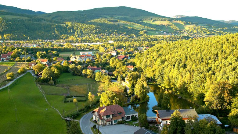 Enzenreith, © Gemeinde Enzenreith Landscape view of Enzenreith with houses, forests and hills in the background.