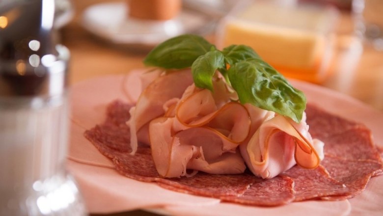 Snack, © Bernhard Raab Close-up of a sausage platter with ham, salami and basil.