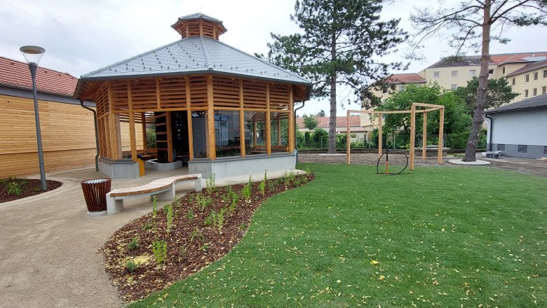 Inhalatorium, © Stadtgemeinde Gänserndorf A modern inhalatorium with wooden construction and glass windows in a well-tended garden with lawn and trees.