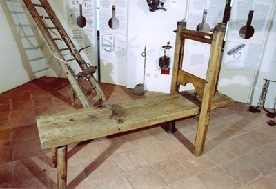 Whipping bench and stretching ladder, © Zwettler Musuemsverein Historical instruments of torture on display in a museum.