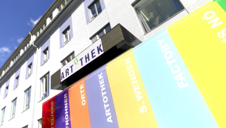 Exterior view of the Artothek, © Birgit und Peter Kainz Exterior view of a building with Artothek sign and colorful stripes.