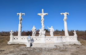Calvary, © Retzer Land / Daniel Wöhrer Calvary with three crosses and statues against a blue sky.