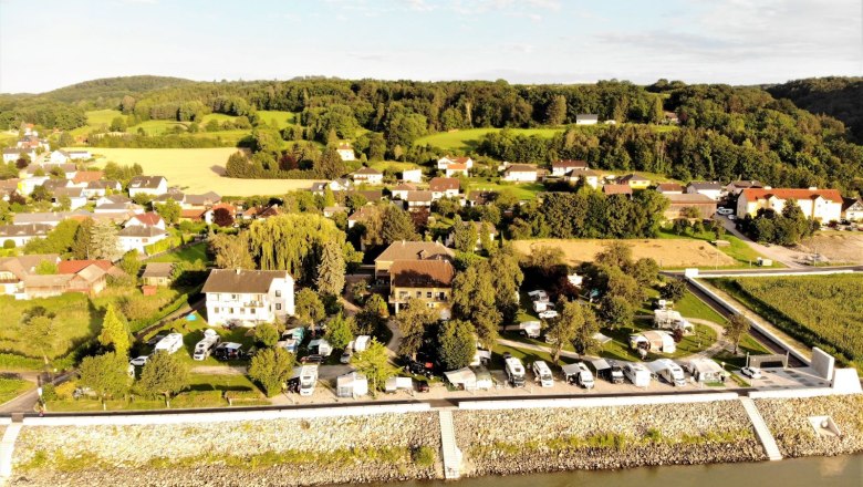Lodge Szilágyi area towards the south, © Szilágyi Aerial view of a campsite by the river with surrounding houses and green landscape.