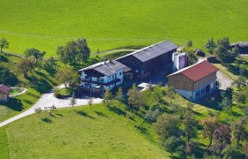 Schoberhof, © zVg Aerial view of a farm with green meadows and trees.