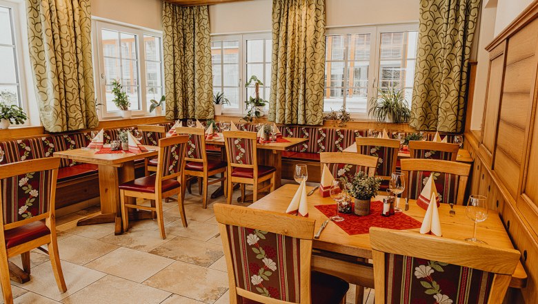 Refreshments in St. Aegyd am Neuwalde, © Niederösterreich Werbung/Klaus Engelmayer Cozy restaurant with wooden furniture, decorated tables and plants by the window.
