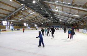 Amstetten ice rink, © Gerhard Sengstschmied People ice skating in a large ice rink.
