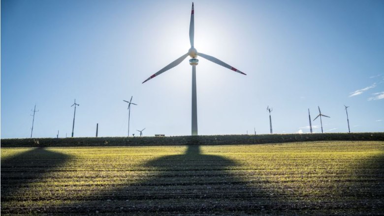 Lichtenegg wind turbine, © Wiener Alpen, Franz Zwickl Lichtenegg wind power plant and small wind turbines in a field at sunset.